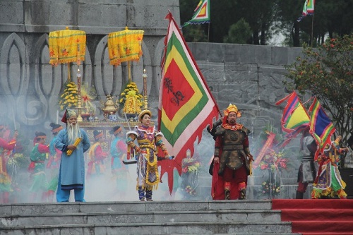 Thua_Thien___Hue__Tai_hien_nghi_le_Nguyen_Hue_len_ngoi_Hoang_de_tai_nui_Ban