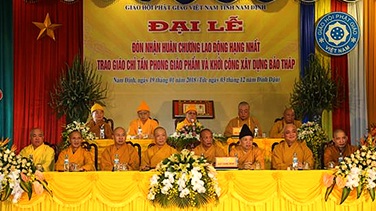 Ban_Tri_su_Giao_hoi_Phat_giao_tinh_Nam_Dinh_don_nhan__Huan_chuong_Lao_dong_hang_Nhat