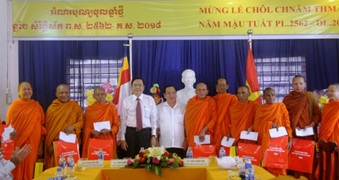 Tham_va_chuc_Tet_Chol_Chnam_Thmay_dong_bao_dan_toc_Khmer_o_Can_Tho