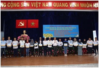 Pho_Thu_tuong_trao_hoc_bong_cho_hoc_sinh_dong_bao_thieu_so_tai_thanh_pho__Ho_Chi_Minh