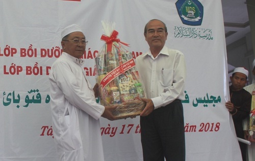 Ban_Dai_dien_Cong_dong_Hoi_giao__Islam__Tay_Ninh_to_chuc__Tong_ket_lop_Boi_duong_Giao_ly_Islam_khoa_4_va_Khai_giang_khoa_5