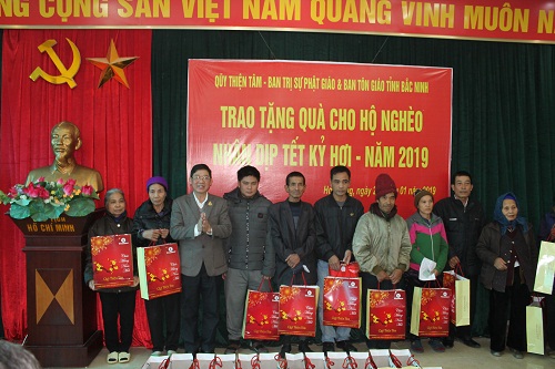 Ban_Ton_giao_va_Ban_Tri_su_Phat_giao_tinh_Bac_Ninh_tham__tang_qua_Tet_cho_nguoi_ngheo