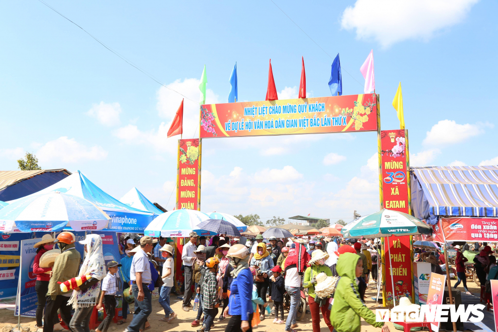 Hang_nghin_nguoi_doi_nang_tham_du_le_hoi_Van_hoa_Viet_Bac_o_Dak_Lak