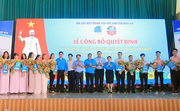 Hoi_thanh_nien_dau_tien_co_100__hoi_vien_la_nguoi_Cong_giao