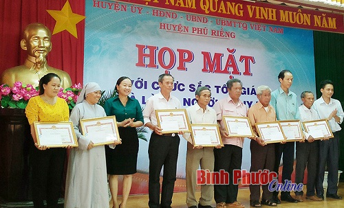 Huyen_Phu_Rieng__tinh_Binh_Phuoc_to_chuc_hop_mat_chuc_sac_ton_giao__gia_lang__nguoi_co_uy_tin