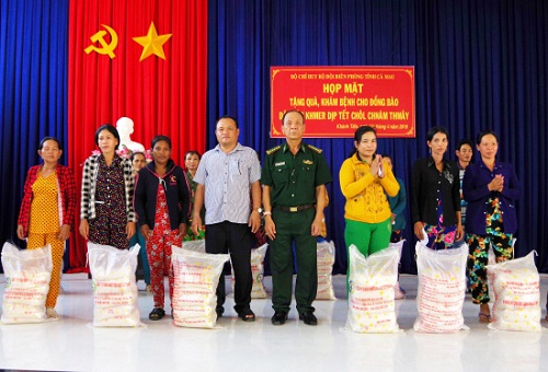 Bo_doi_bien_phong_thanh_pho_Ca_Mau_hop_mat_dong_bao_Khmer_dip_Tet_Chol_Chnam_Thmay