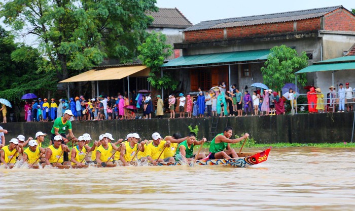 Dac_sac_le_hoi_dua__boi_thuyen_truyen_thong_tren_song_Kien_Giang