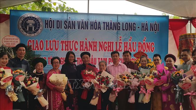 Giao_luu_thuc_hanh_nghi_le_hau_dong_trong_tin_nguong_tho_Mau_Tam_phu_cua_nguoi_Viet