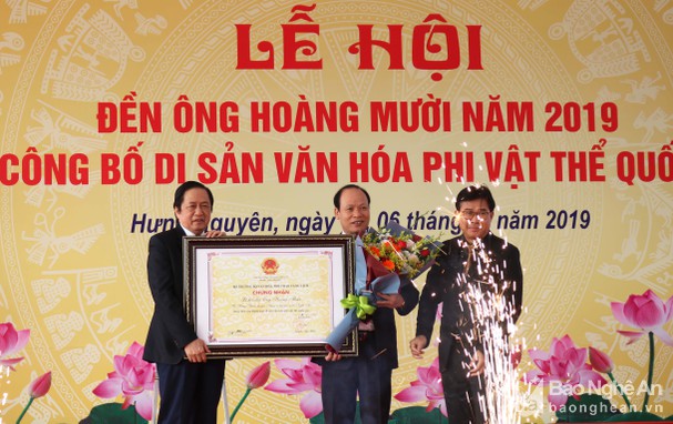 Cong_bo_Di_san_van_hoa_phi_vat_the_quoc_gia_Le_hoi_Den_Hoang_Muoi