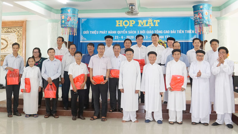 Hoi_thanh_Cao_dai_Tien_Thien_to_chuc_buoi_hop_mat_gioi_thieu_sach_ba_doi_Giao_tong