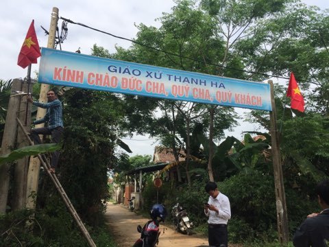 Ve_noi_giao_xu_treo_co_To_quoc__giao_dan_duoc_tang_vit_thoat_ngheo