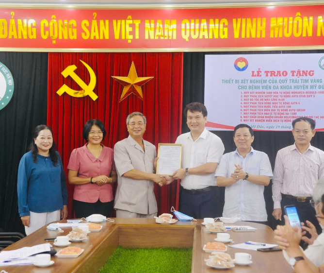 Quy_Trai_tim_vang_Viet_Nam_trao_tang_thiet_bi_y_te_cho_Benh_vien_Da_khoa_huyen_My_Duc__Ha_Noi