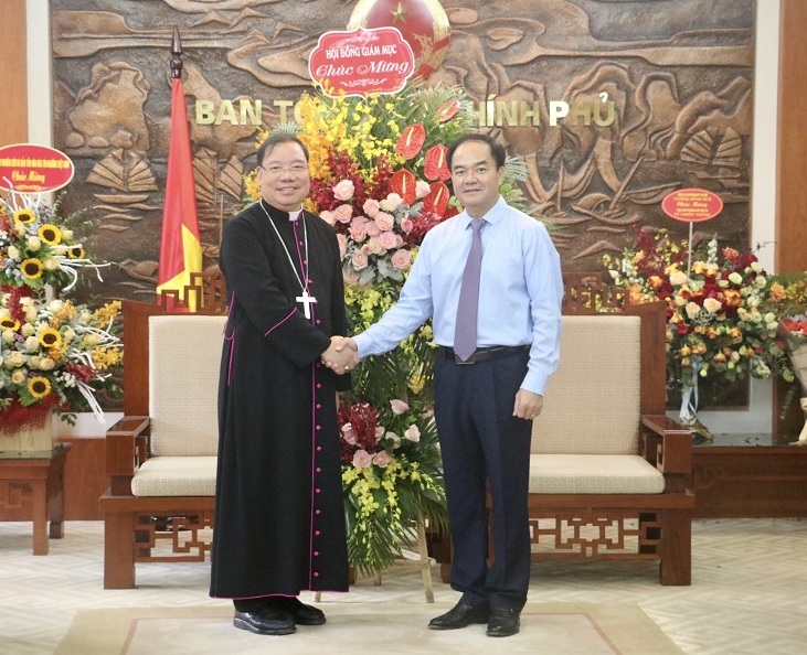 Hoi_dong_Giam_muc_Viet_Nam_chuc_mung_Thu_truong_Vu_Chien_Thang