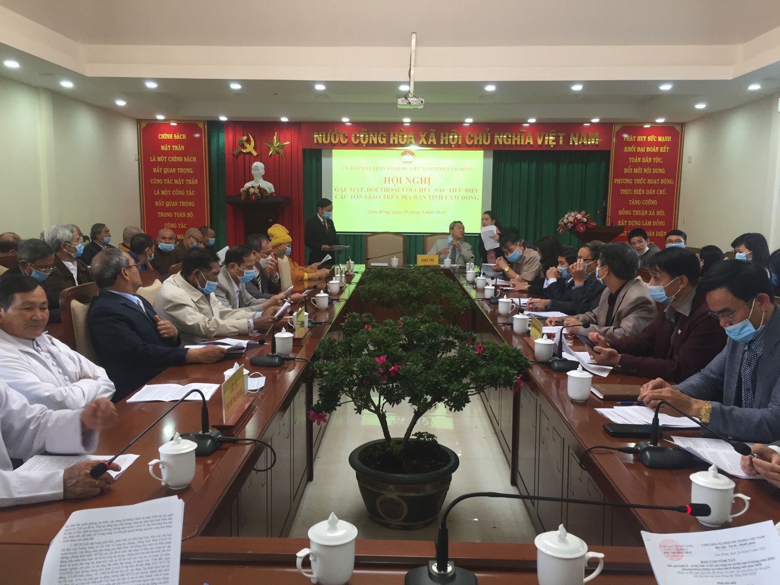 Hoi_nghi_gap_mat__doi_thoai_voi_chuc_sac_tieu_bieu_cac_ton_giao_tren_dia_ban_tinh_Lam_Dong
