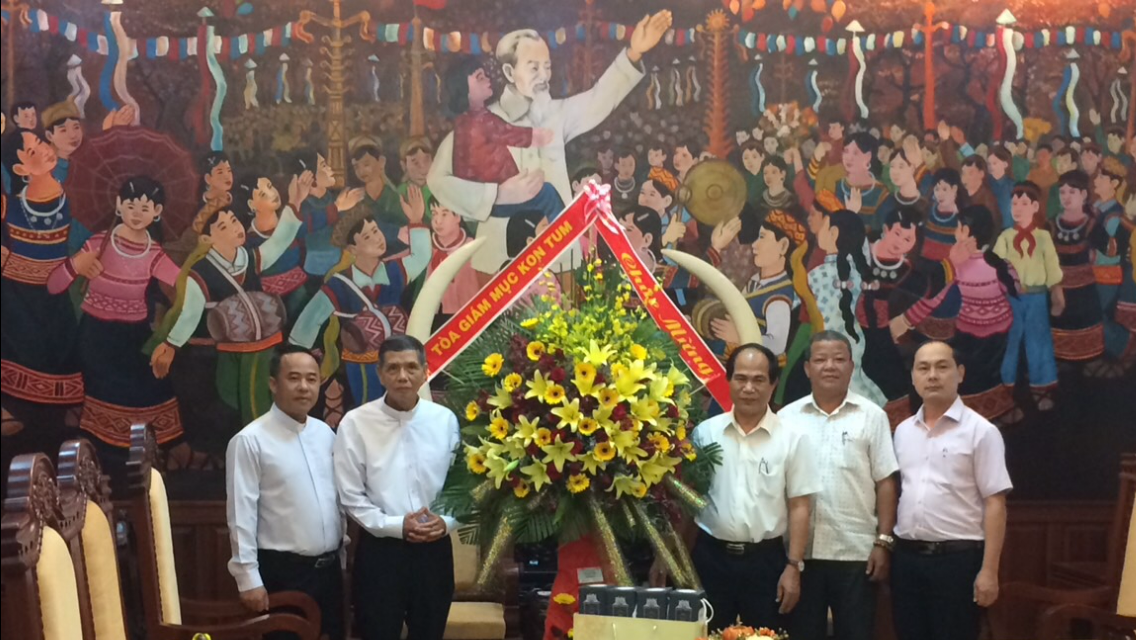 Chu_tich_Uy_ban_nhan_dan_tinh_Gia_Lai_Vo_Ngoc_Thanh_tiep_Linh_muc_Do_Hieu__Tong_Dai_dien_Giao_phan_Kon_Tum