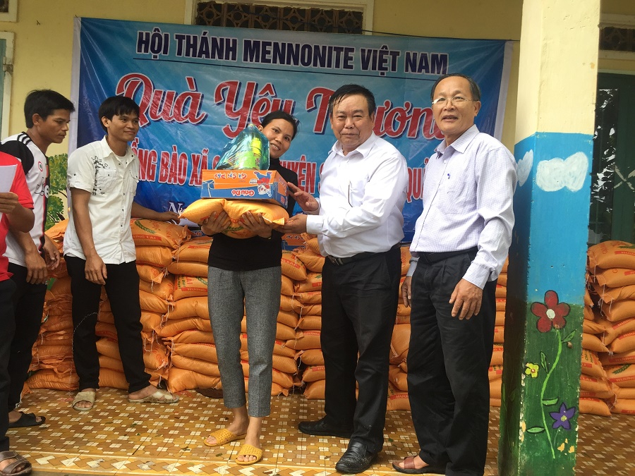 Hoi_thanh_Mennonite_Viet_Nam_trao__Qua_yeu_thuong__cho_dong_bao_ngheo_mien_Trung_2020