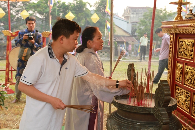 nhieu-nguoi-dan-den-dang-huong-tai-le-te-xa-tac