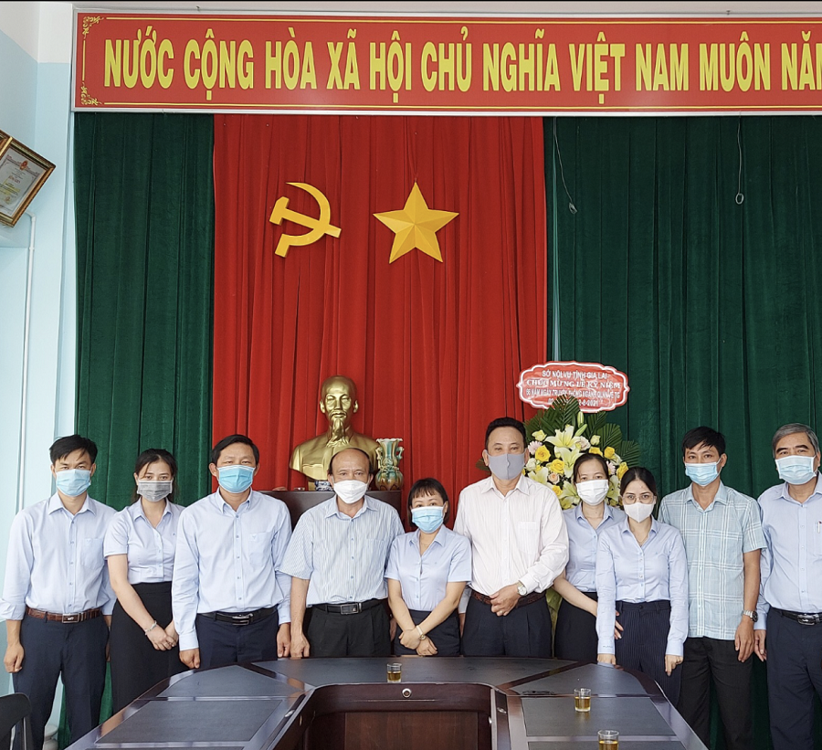 lanh-dao-so-noi-vu-tinh-gia-lai-chuc-mung-ban-ton-giao-tinh-nhan-ky-niem-66-nam-ngay-truyen-thong-nganh-quan-ly-nha-nuoc-ve-ton-giao