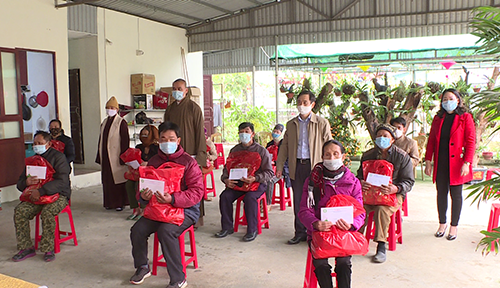 trao-qua-cho-nguoi-ngheo-va-nan-nhan-chat-doc-da-cam-tai-huyen-ha-trung-tinh-thanh-hoa