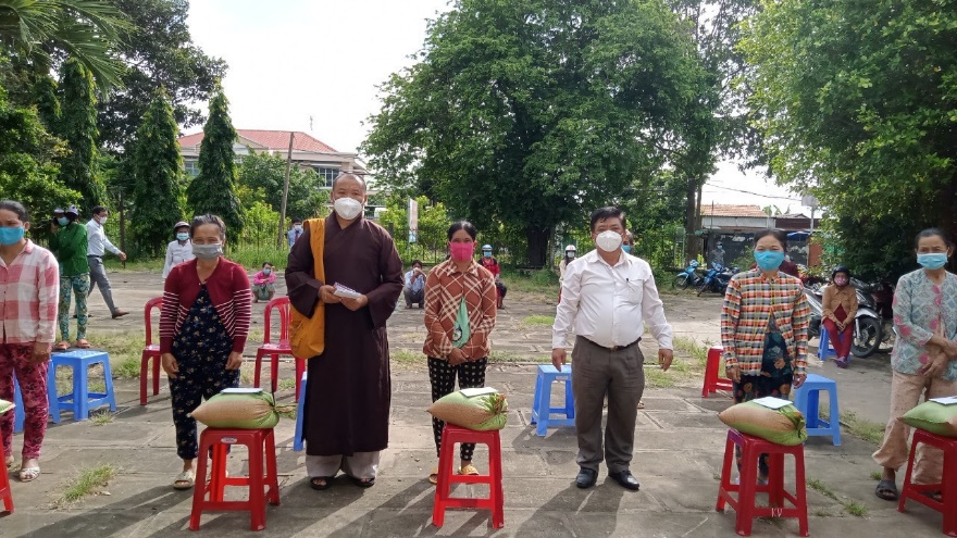 chua-phuoc-loc-tinh-ben-tre-ho-tro-ba-con-bi-thiet-hai-do-loc-xoay