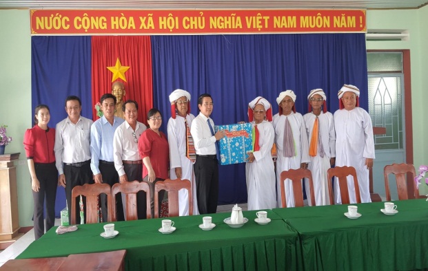 lanh-dao-tinh-ninh-thuan-tham-chuc-mung-nhan-dip-tet-ramuwan-nam-2021