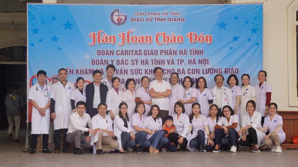 doan-y-bac-sy-ha-tinh-va-thanh-pho-ha-noi-kham-va-phat-thuoc-mien-phi-cho-ba-con-giao-xu-tinh-giang-giao-phan-ha-tinh