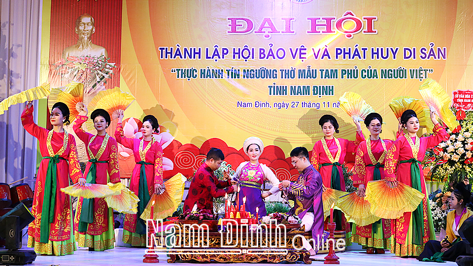 phat-huy-vai-tro-cua-cong-dong-trong-bao-ton-gia-tri-di-san-van-hoa-tin-nguong-tho-mau-tam-phu-cua-nguoi-viet