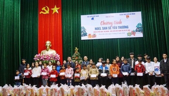 chuong-trinh-noel-san-se-yeu-thuong-tai-thi-xa-ky-anh-va-huyen-can-loc-tinh-ha-tinh