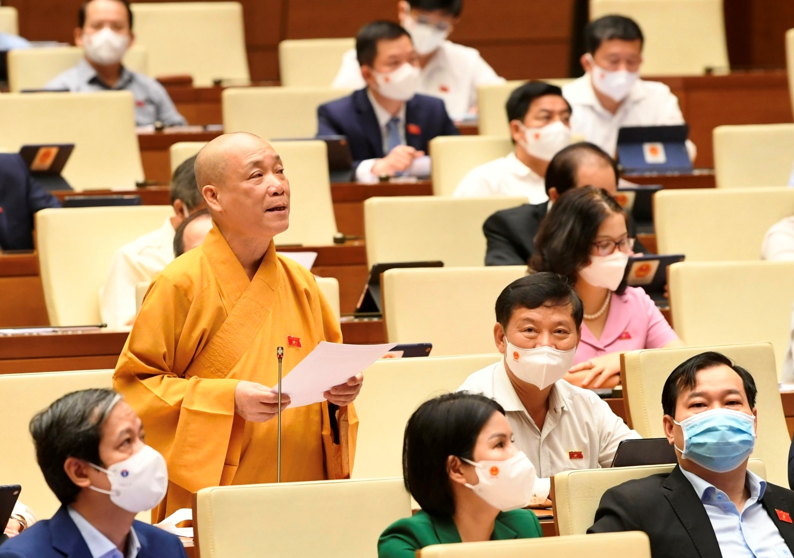 coi-ao-tu-hanh-khoac-ao-blouse-xong-pha-len-tuyen-dau-chong-dich