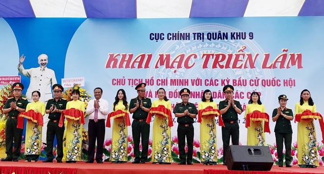 chu-tich-ho-chi-minh-voi-cac-ky-bau-cu-quoc-hoi