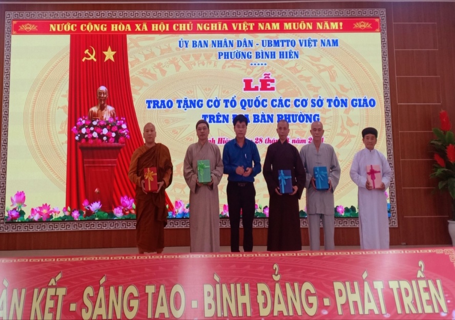 phuong-binh-hien-quan-hai-chau-thanh-pho-da-nang-to-chuc-trao-co-to-quoc-cho-cac-co-so-ton-giao